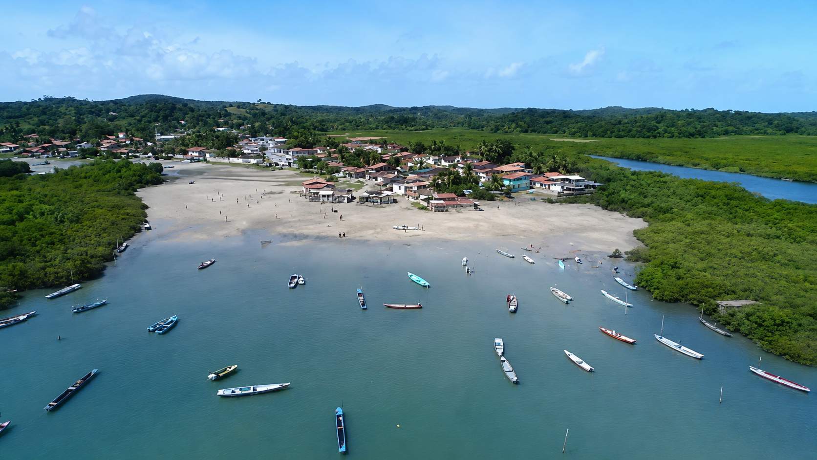 Embarcações ancoradas diante da comunidade de Baiacu