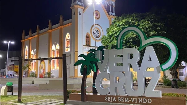 Igreja iluminada e letreiro Seja bem-vindo a Vera Cruz