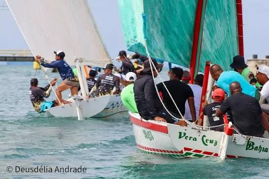 Saveiros de velas coloridas durante uma regata