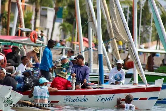 Tripulação em um saveiro chamado Brotinho Legal