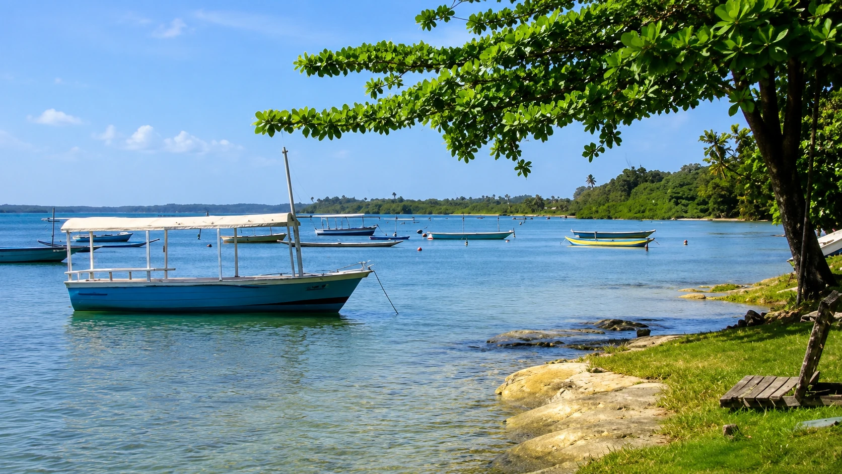 Barcos nas águas tranquilas de Catu
