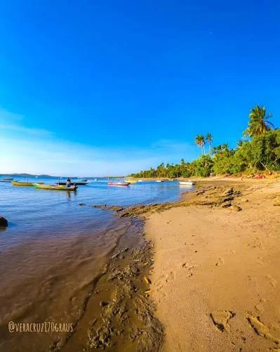 Praia do Calado com barcos e faixa de areia