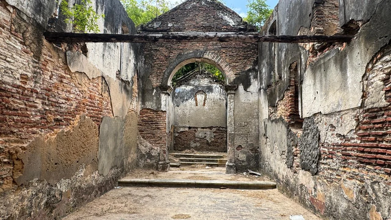 Interior das ruínas da Igreja de Nossa Senhora da Conceição