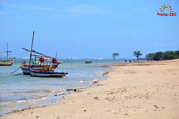 Praia de Conceição com embarcação à beira-mar