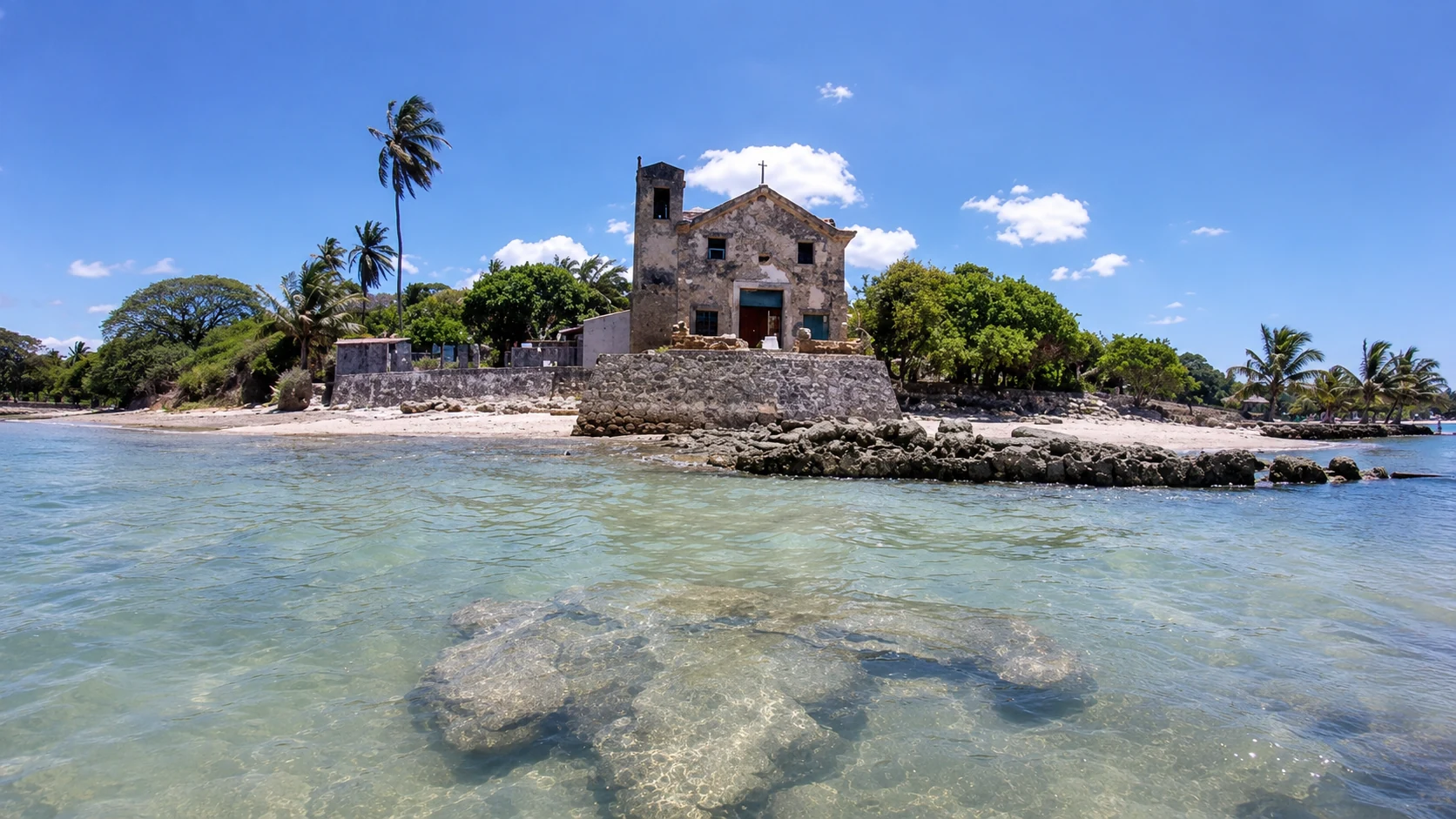 Representação visual da Capela de Santo Antônio dos Velasques diante do mar