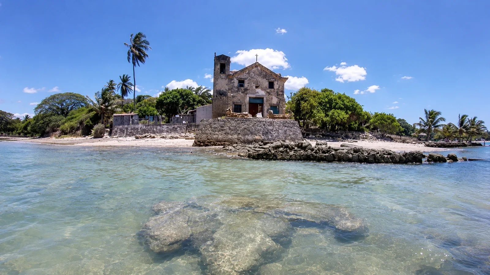Representação visual da Capela de Santo Antônio dos Velasques, diante das águas da Baía de Todos-os-Santos