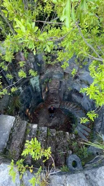 Interior da torre em ruínas do Moinho das Mercês