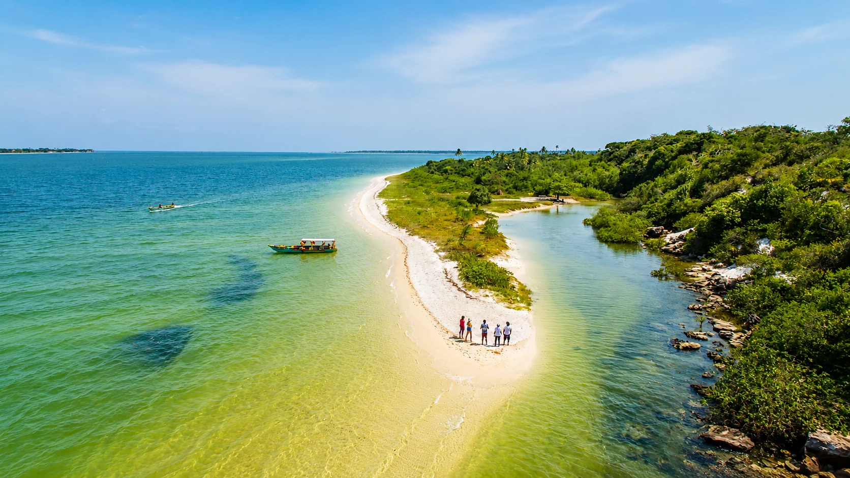 Faixa de areia de Jiribatuba entre o mar, águas interiores e vegetação