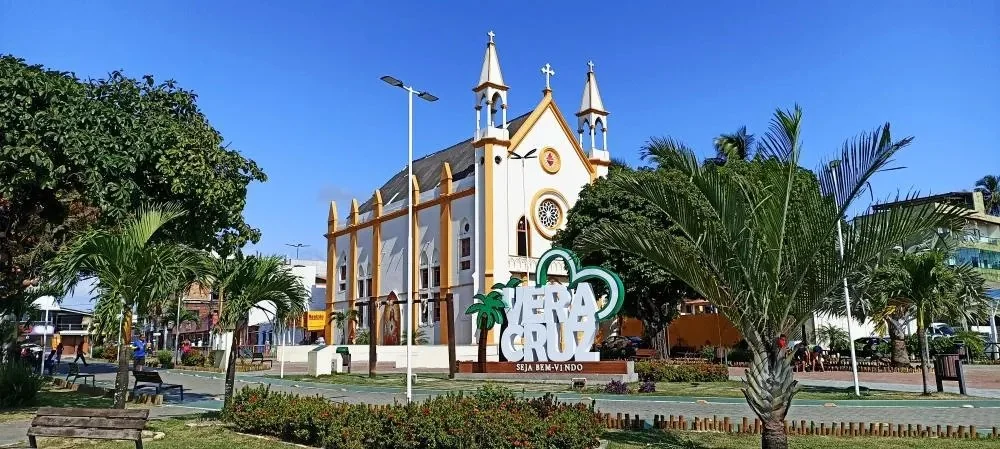 Igreja do Sagrado Coração de Jesus e praça de Mar Grande