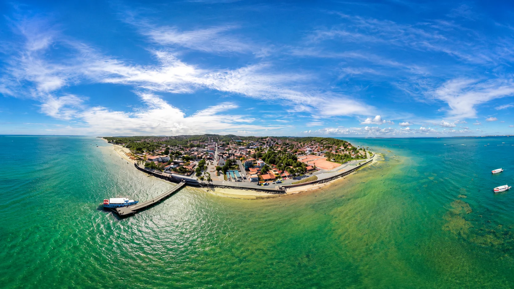 Vista panorâmica de Mar Grande, com o terminal marítimo, a comunidade e a Baía de Todos-os-Santos