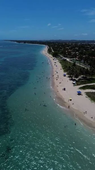 Vista aérea da longa faixa de areia da Penha